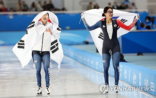 9일 중국 하얼빈 헤이룽장 빙상훈련센터 스피드스케이팅 오벌에서 열린 스피드스케이팅 여자 500ｍ에 출전한 김민선(왼쪽)과 이나현이 각각 금ㆍ은메달을 획득한 뒤 태극기를 들고 세리머니를 하고 있다.<연합뉴스>